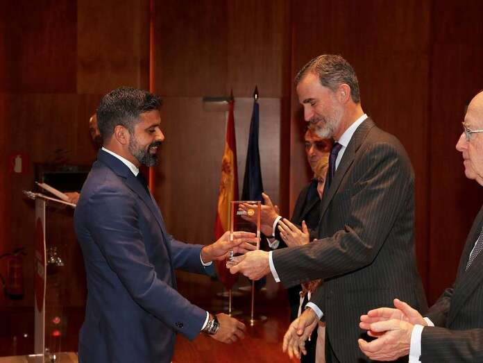 El teldense Nicolás Castellano recibe el premio de manos de Felipe VI (Foto TA)